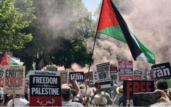 “لسنا معادين للسامية”.. تظاهرة حاشدة في بريطانيا تنديدًا بجرائم الاحتلال