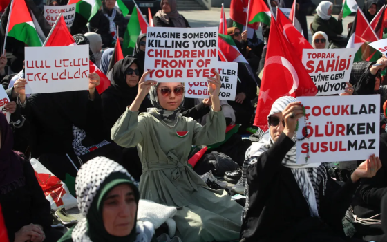 يستثمر بشركات الأسلحة.. احتجاج تضامني يعطل مجلس “تامسايد” البريطاني