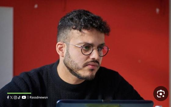 ظروف الاحتجاز ليست سهلة، لكنني أعلم أنها لا تُقارن بما يعانيه الفلسطينيون من تعذيب وإذلال في سجون الاحتلال  يانيس محمدي | صحفي على سفينة مادلين  