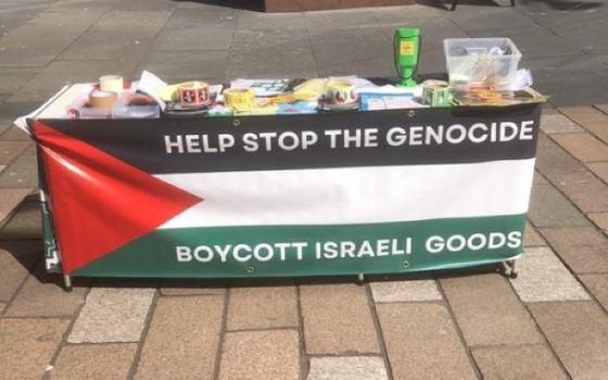 "قاطعوا المنتجات الإسرائيلية".. نشطاء يحتجون أمام متجر “سينسبري” في غلاسكو
