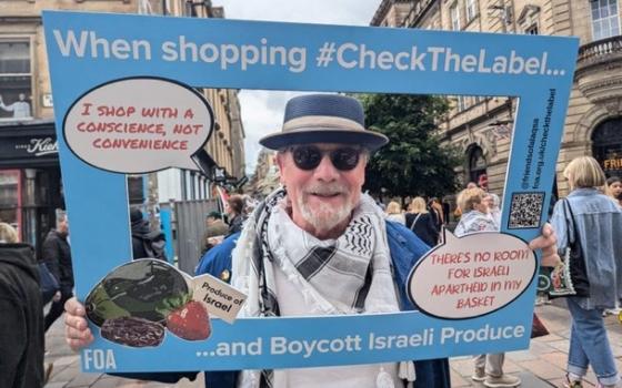 "قاطعوا منتجات الاحتلال".. احتجاج في غلاسكو للمطالبة بوقف دعم الاقتصاد الإسرائيلي