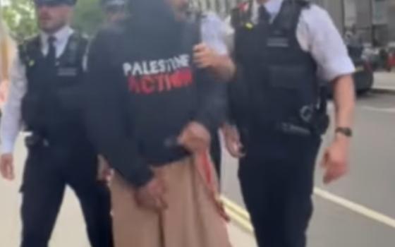 مجندة إسرائيلية اعتقال ناشطين عطلوا تصوير فيلم "غال غادوت" في لندن