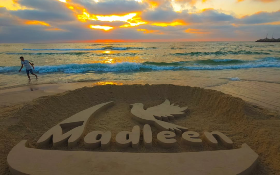 فنان من غزة يدعم سفينة “مادلين” بمنحوتة رملية