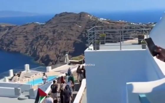 مسيرة تضامنية مع غزة في شوارع جزيرة سانتوريني اليونانية