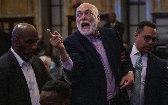 محرقة تحدث في غزة!  تعطيل توقيع كتاب لسيناتور أمريكي داعم للاحتلال