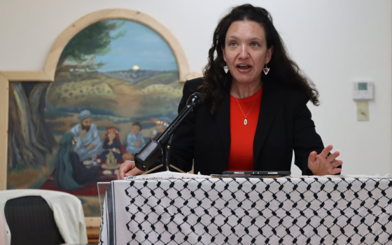 فصل ممرضة أمريكية بسبب ملصقات داعمة لفلسطين