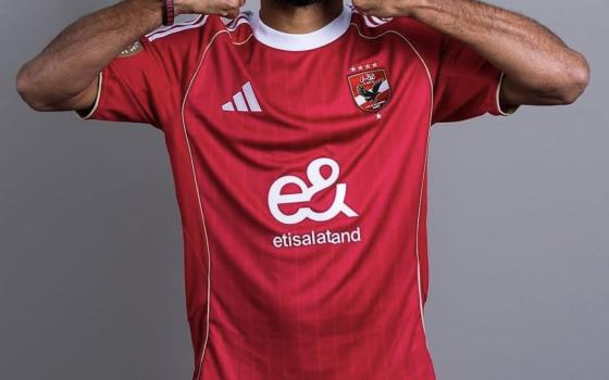 "ازدواجية المعايير" "الفيفا" يحذف صور ترويجية للاعب مصري شهير