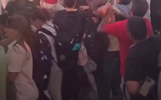 مصر تواصل ترحيل النشطاء الدوليين وتمنع مشاركتهم بالقافلة