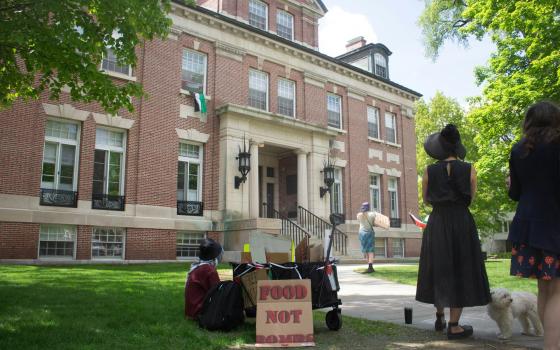 "اسحبوا الاستثمارات" اعتصام طلابي أمام مكتب رئيس جامعة "دارتموث"