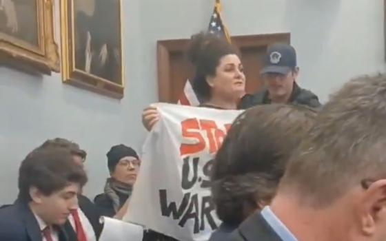 "لا سلام وأنتم تمولون الإبادة".. ناشطة مؤيدة لفلسطين تقاطع جلسة في مجلس الشيوخ