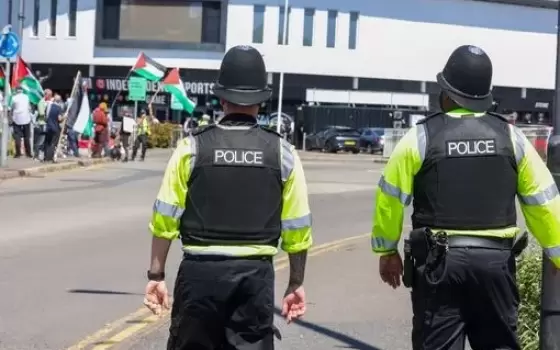 شريك بالإبادة!.. مؤيدون لفلسطين يغلقون مدخل ملعب أشتون في بريستول