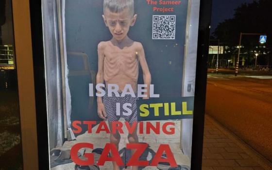 ملصقات في هولندا تفضح تجويع الاحتلال لأهل غزة أمام مليون زائر