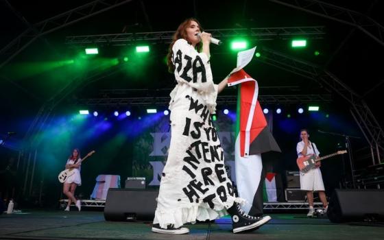 وجهت رسالة لـ “نيكاب”.. كيت ناش ترتدي فستان “حرروا غزة” في مهرجان "سبليندور"