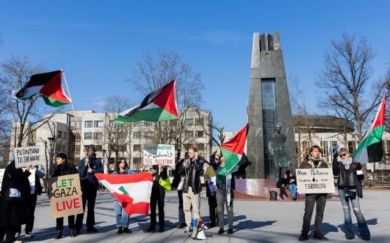 “دعوا غزة تعيش”.. احتجاجات في ليتوانيا تنديدًا بزيارة وزير خارجية الاحتلال