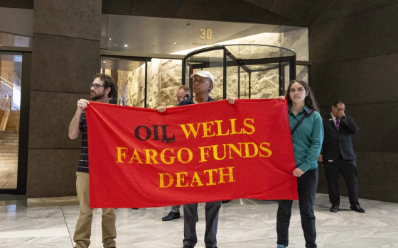 لتواطؤه بتمويل الإبادة متظاهرون يغلقون مكتب بنك "ويلز فارجو” في نيويورك