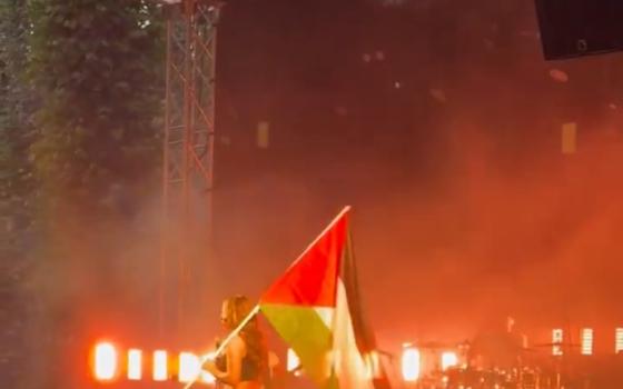 خلال حفل رسمي في سويسرا.. مغنية الراب “تيسا” ترفع علم فلسطين