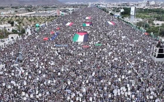 عشرات الآلاف في صنعاء يتظاهرون تنديدًا بالإبادة