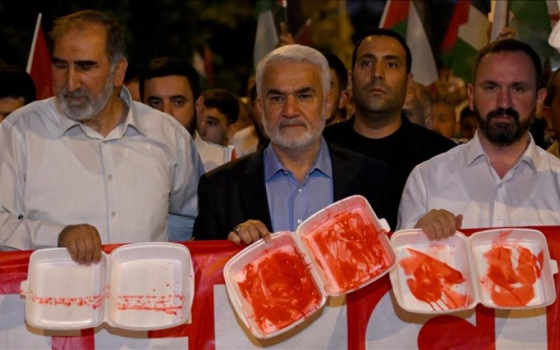 "غزة تموت، كفى".. احتجاجات أمام السفارة الأمريكية بأنقرة