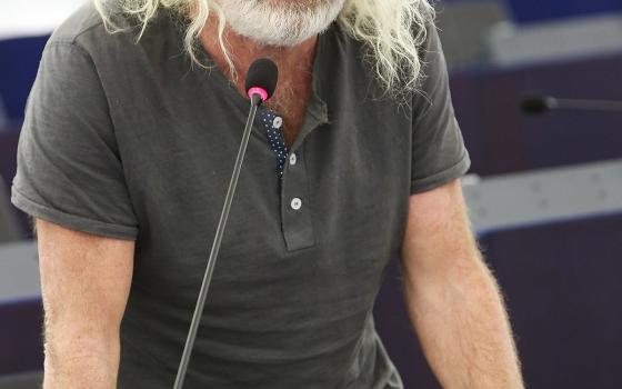 "الحكومة البريطانية لديها أدلة على الإبادة الجماعية الإسرائيلية في غزة ولكن قول هذه الحقيقة من شأنه أن يدينهم، ويظهر دعمهم بنسبة 100% لنفس الإبادة الجماعية"  مايك والاس - البرلماني الأوروبي السابق