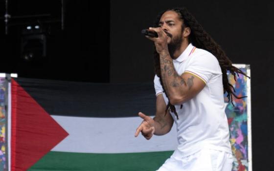 بعد هتافاته نصرة لفلسطين.. وكالة المواهب تنهي روابطها مع “بوب فيلان”