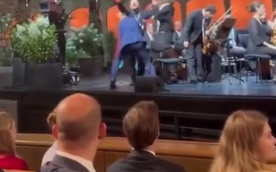 مناهضون للإبادة نشطاء يهود يقتحمون مسرح مهرجان سالزبورغ في النمسا