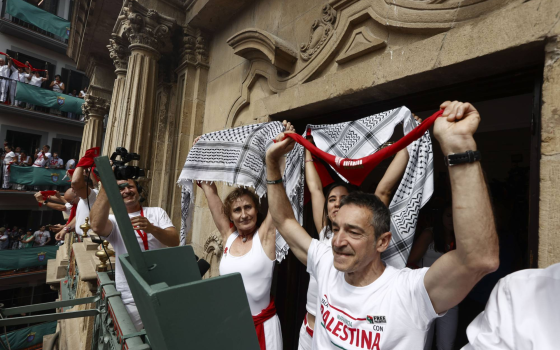 افتتاح مهرجان الثيران في إسبانيا برسائل تضامن مع فلسطين