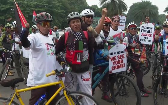 "أوقفوا الإبادة".. احتجاج بالدراجات في إندونيسيا دعمًا لفلسطين