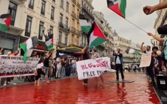 تلطيخ نافورة بالطلاء الأحمر في بلجيكا تنديدًا باستمرار الإبادة