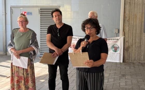 "لا حياد في وجه الإبادة".. كوادر صحية بهولندا يتظاهرون تضامنًا مع زملائهم بغزة