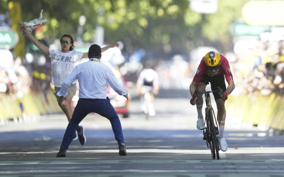 اعتقال متظاهر اقتحم طواف فرنسا احتجاجًا على مشاركة الاحتلال