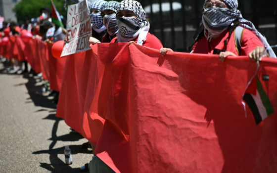 محاصرة البرلمان الويلزي بـ “خط أحمر” لدعم فلسطين