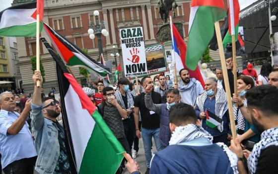 "أوقفوا تسليح إسرائيل".. صربيون يتظاهرون في بلغراد رفضًا لاستمرار آلة الإبادة