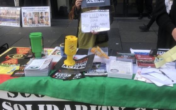 يمول الإبادة!.. وقفة احتجاجية أمام بنك "باركليز" لدعمه الاحتلال