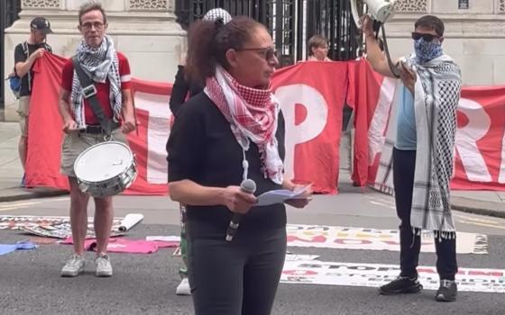 "مجرم حرب" احتجاج ضد زيارة قائد سلاح الجو الإسرائيلي لبريطانيا