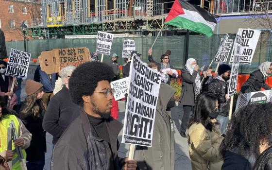 "تدعم الإرهاب!".. معلمة أمريكية تقاضي مدرسة بسبب حظر رموز داعمة لفلسطين  