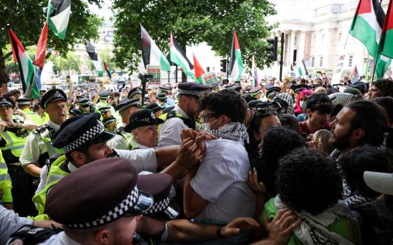 قمع في شوارع لندن.. الشرطة تعتدي على متضامنين مع “حركة فلسطين" بعد قرار حظرها