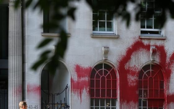 رغم حظرها رسميًا .. "حركة فلسطين" تستهدف "إنفيسكو" في لندن لتواطئه بالإبادة