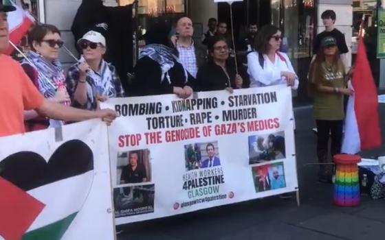 متورط بالإبادة! اعتصام أمام بنك "باركليز" في غلاسكو لمطالبته بوقف تمويل الاحتلال