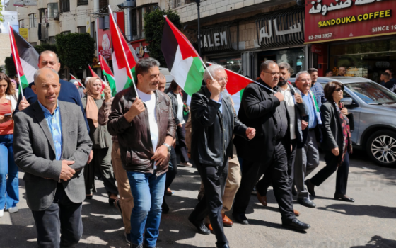 مسيرة في رام الله تطالب بإدخال مساعدات لغزة