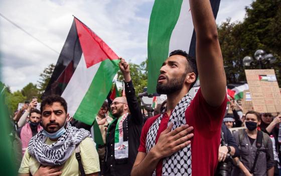 "اقصوا الفريق الإسرائيلي"  ناشطون يحتجون على الإبادة بغزة خلال طواف فرنسا