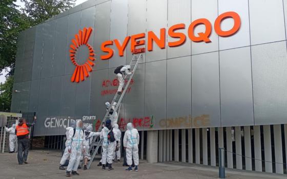 اقتحام مقر “سينسكو” احتجاجًا على تصنيع طائرات للاحتلال