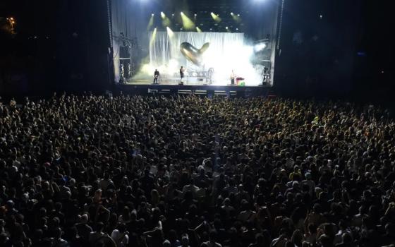 رسالة تضامنية من فرقة “فونتين دي سي” خلال حفلها الأول بتركيا