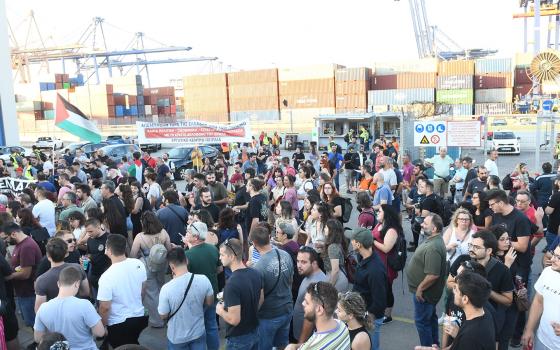 “لا تورّطوا بلدنا وميناءنا” نشطاء يونانيون يمنعون مرور سفينة فولاذ للاحتلال