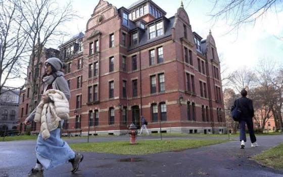 قد تمنعهم أميركا من العودة.. هارفارد تحذّر طلابها من منشوراتهم الداعمة لفلسطين