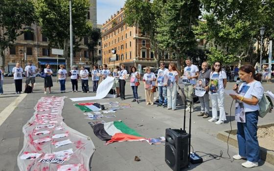 تكريمًا لزملائهم بغزة.. وقفة احتجاجية لـ صحفيين إيطاليين تنديدًا بجرائم الاحتلال