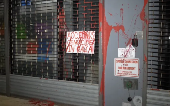 استهداف مكتبة نائبة أمريكية صوتت ضد خفض تمويل الاحتلال