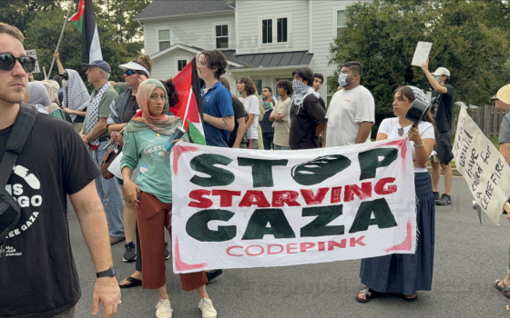 “ميدان قتل”! اعتصام أمام منزل مدير "مؤسسة غزة الإنسانية"