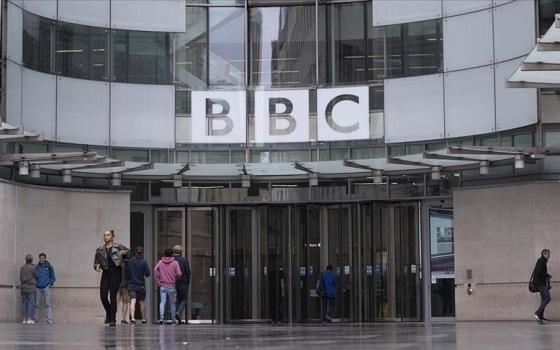 منحاز للاحتلال.. مشاهير بريطانيون يطالبون بإقالة مسؤول في "بي بي سي"