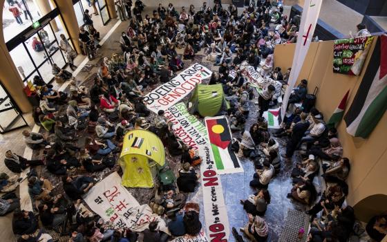 انتقد الاحتلال.. جامعة ملبورن تفصل أستاذًا متضامنًا مع فلسطين