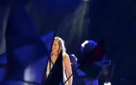 "تبييض الإبادة عبر الفن!".. احتجاج رمزي أمام حفل المغنية "غليكيريا" في نيقوسيا